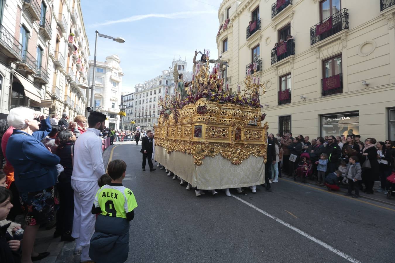 El paso de palio de Santa María del Triunfo es el último en recogerse, poniéndose con él fin a la Semana Santa de Granada cada año. Llama la atención, en el exorno floral del palio, la utilización que se hace no solo de flores, sino también de distintas frutas como manzanas, uvas, etc. Álvaro Abril es su creador.