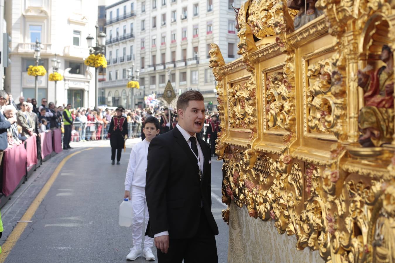 El paso de palio de Santa María del Triunfo es el último en recogerse, poniéndose con él fin a la Semana Santa de Granada cada año. Llama la atención, en el exorno floral del palio, la utilización que se hace no solo de flores, sino también de distintas frutas como manzanas, uvas, etc. Álvaro Abril es su creador.