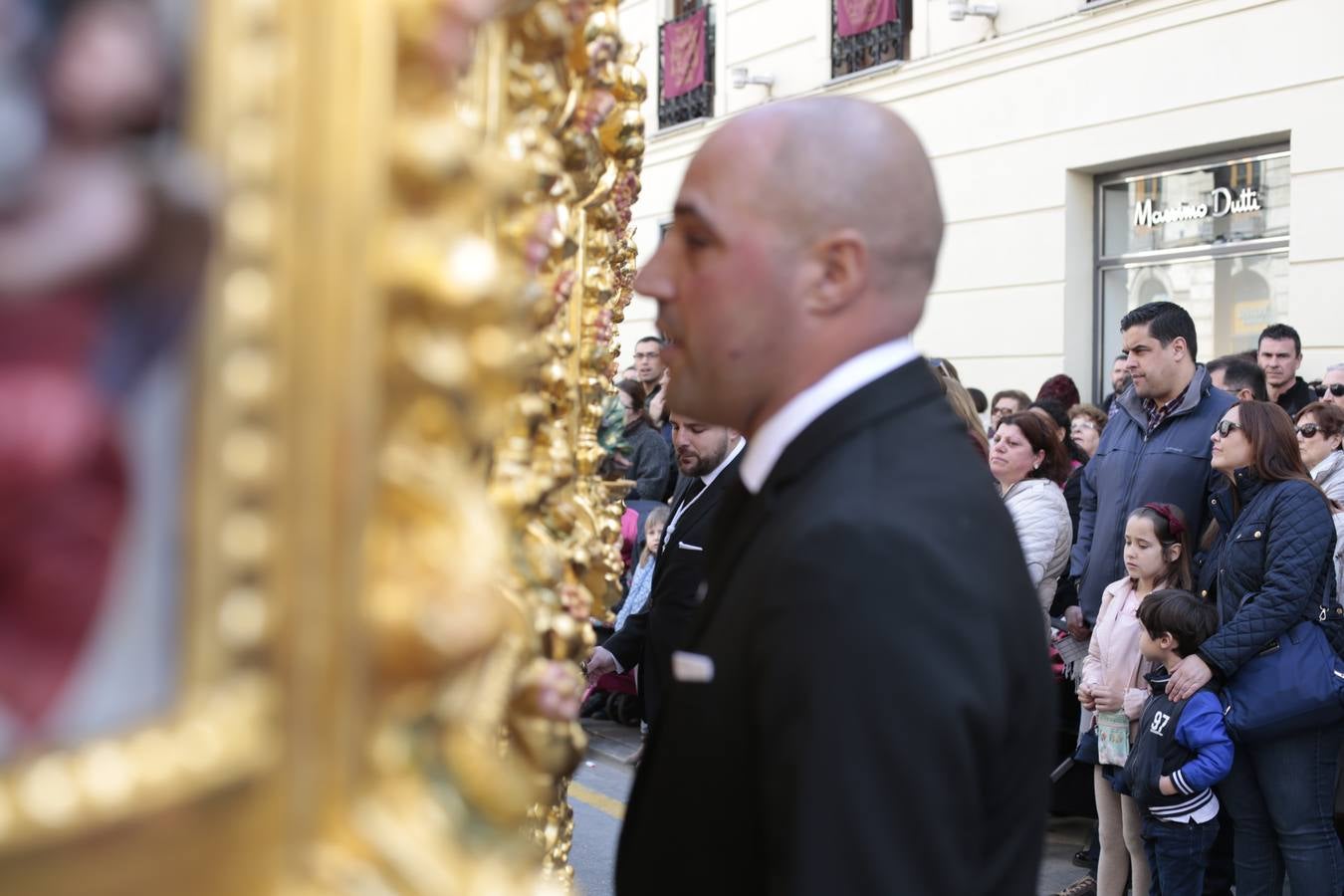 El paso de palio de Santa María del Triunfo es el último en recogerse, poniéndose con él fin a la Semana Santa de Granada cada año. Llama la atención, en el exorno floral del palio, la utilización que se hace no solo de flores, sino también de distintas frutas como manzanas, uvas, etc. Álvaro Abril es su creador.