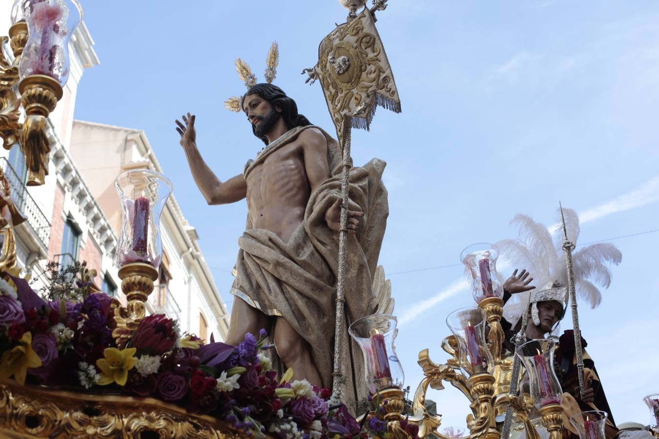 El paso de palio de Santa María del Triunfo es el último en recogerse, poniéndose con él fin a la Semana Santa de Granada cada año. Llama la atención, en el exorno floral del palio, la utilización que se hace no solo de flores, sino también de distintas frutas como manzanas, uvas, etc. Álvaro Abril es su creador.