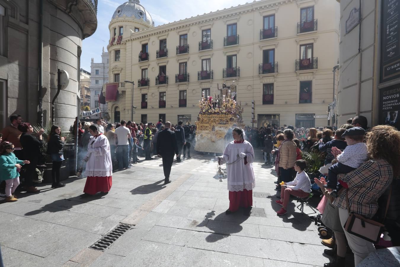 El paso de palio de Santa María del Triunfo es el último en recogerse, poniéndose con él fin a la Semana Santa de Granada cada año. Llama la atención, en el exorno floral del palio, la utilización que se hace no solo de flores, sino también de distintas frutas como manzanas, uvas, etc. Álvaro Abril es su creador.