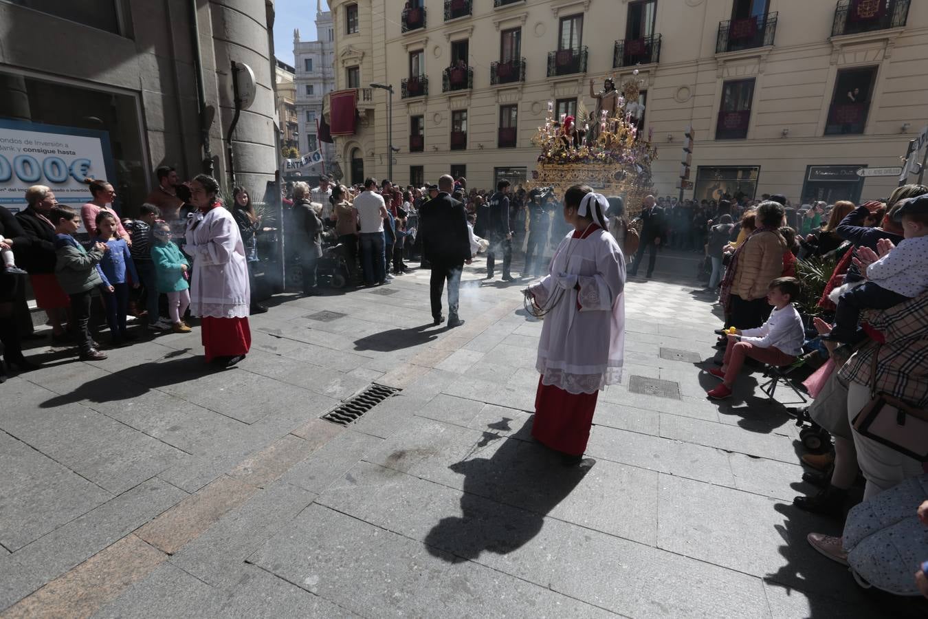 El paso de palio de Santa María del Triunfo es el último en recogerse, poniéndose con él fin a la Semana Santa de Granada cada año. Llama la atención, en el exorno floral del palio, la utilización que se hace no solo de flores, sino también de distintas frutas como manzanas, uvas, etc. Álvaro Abril es su creador.