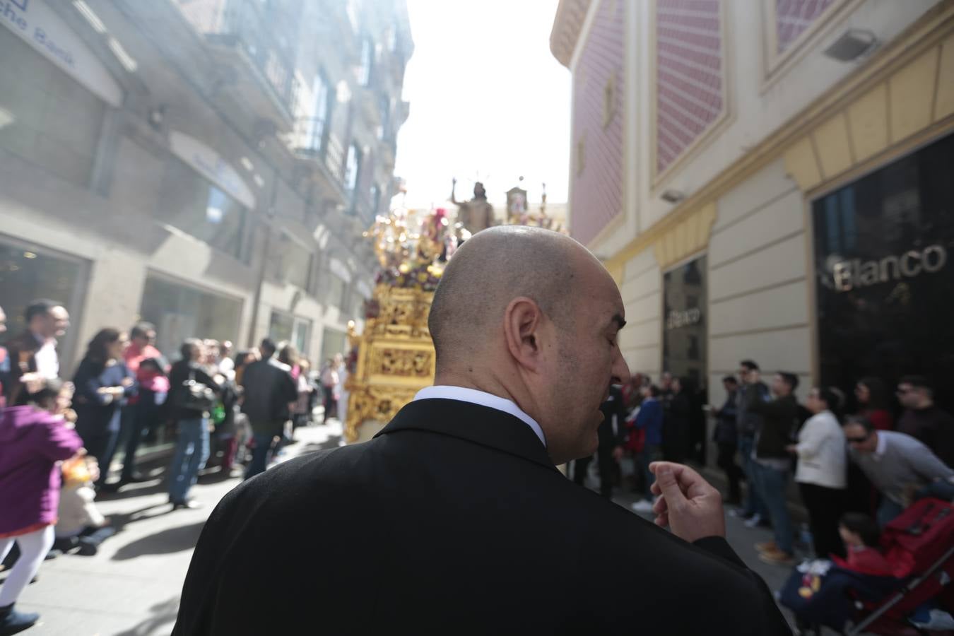 El paso de palio de Santa María del Triunfo es el último en recogerse, poniéndose con él fin a la Semana Santa de Granada cada año. Llama la atención, en el exorno floral del palio, la utilización que se hace no solo de flores, sino también de distintas frutas como manzanas, uvas, etc. Álvaro Abril es su creador.