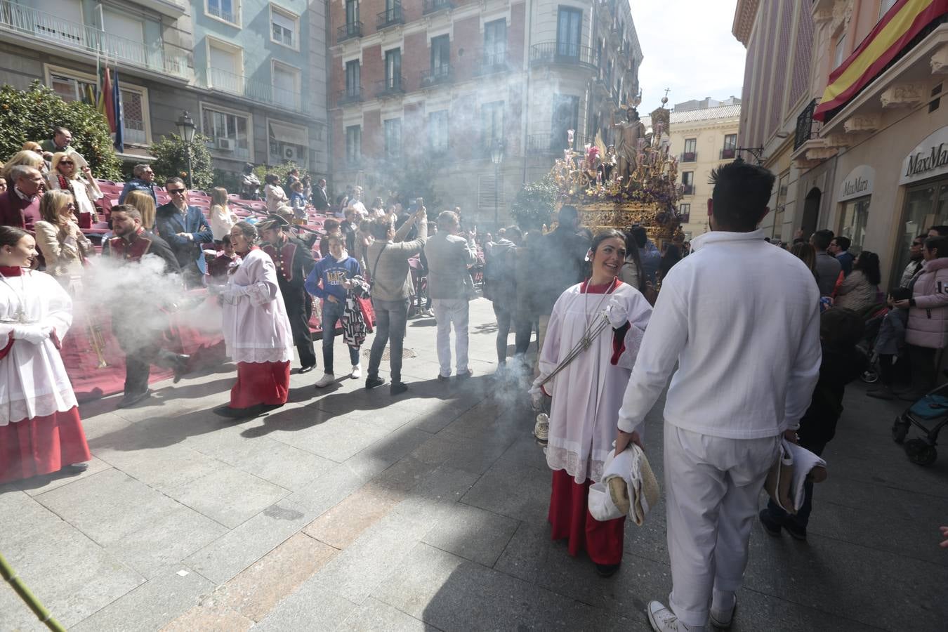 El paso de palio de Santa María del Triunfo es el último en recogerse, poniéndose con él fin a la Semana Santa de Granada cada año. Llama la atención, en el exorno floral del palio, la utilización que se hace no solo de flores, sino también de distintas frutas como manzanas, uvas, etc. Álvaro Abril es su creador.