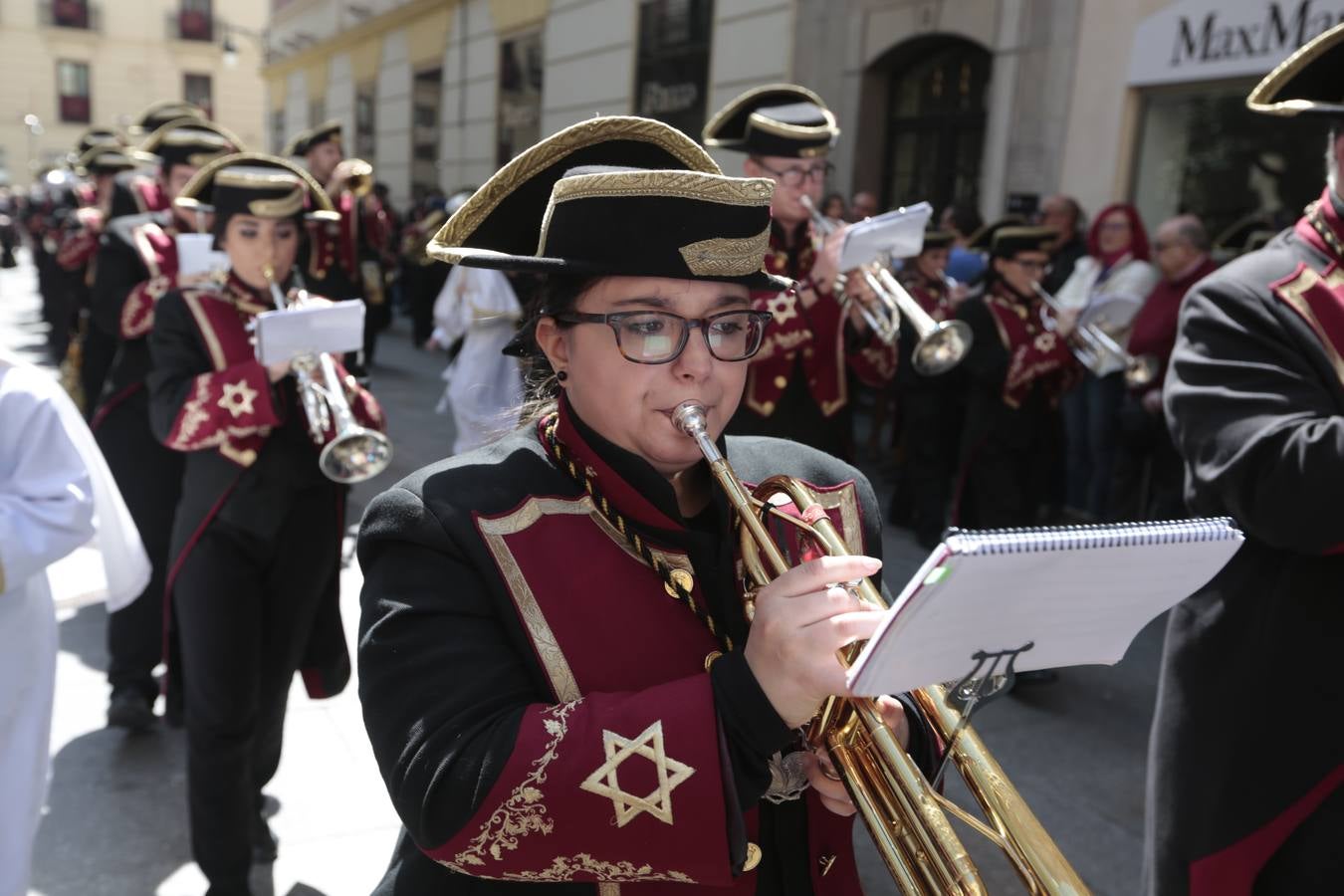 El paso de palio de Santa María del Triunfo es el último en recogerse, poniéndose con él fin a la Semana Santa de Granada cada año. Llama la atención, en el exorno floral del palio, la utilización que se hace no solo de flores, sino también de distintas frutas como manzanas, uvas, etc. Álvaro Abril es su creador.