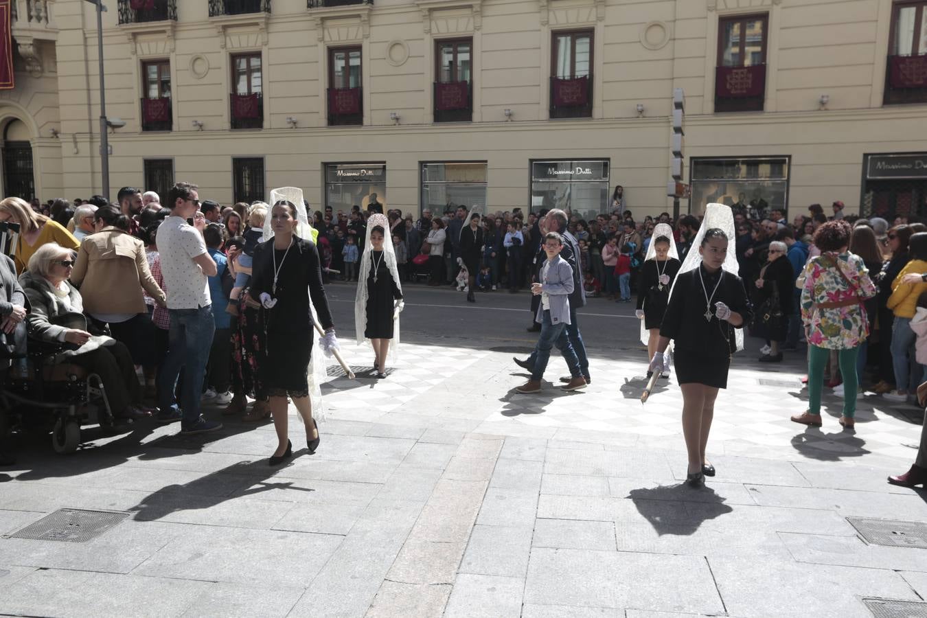 El paso de palio de Santa María del Triunfo es el último en recogerse, poniéndose con él fin a la Semana Santa de Granada cada año. Llama la atención, en el exorno floral del palio, la utilización que se hace no solo de flores, sino también de distintas frutas como manzanas, uvas, etc. Álvaro Abril es su creador.