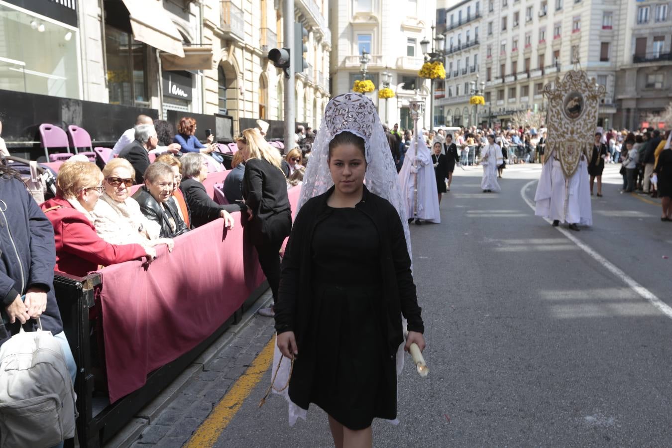 El paso de palio de Santa María del Triunfo es el último en recogerse, poniéndose con él fin a la Semana Santa de Granada cada año. Llama la atención, en el exorno floral del palio, la utilización que se hace no solo de flores, sino también de distintas frutas como manzanas, uvas, etc. Álvaro Abril es su creador.