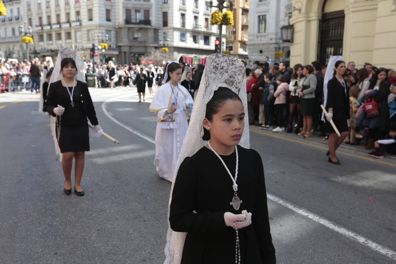 El paso de palio de Santa María del Triunfo es el último en recogerse, poniéndose con él fin a la Semana Santa de Granada cada año. Llama la atención, en el exorno floral del palio, la utilización que se hace no solo de flores, sino también de distintas frutas como manzanas, uvas, etc. Álvaro Abril es su creador.