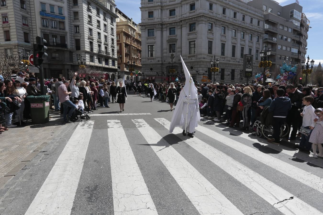 El paso de palio de Santa María del Triunfo es el último en recogerse, poniéndose con él fin a la Semana Santa de Granada cada año. Llama la atención, en el exorno floral del palio, la utilización que se hace no solo de flores, sino también de distintas frutas como manzanas, uvas, etc. Álvaro Abril es su creador.