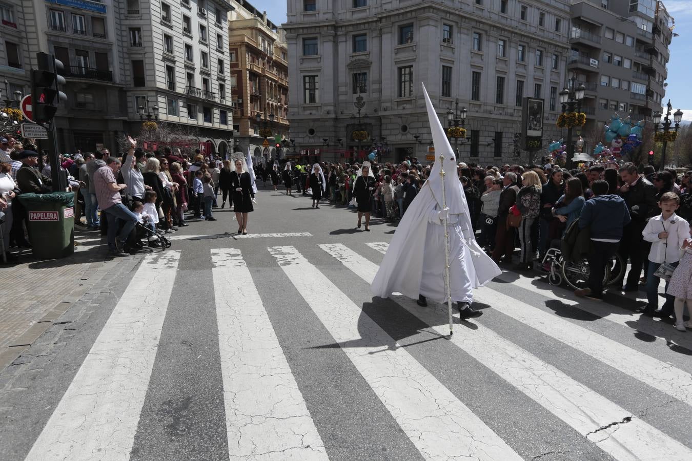 El paso de palio de Santa María del Triunfo es el último en recogerse, poniéndose con él fin a la Semana Santa de Granada cada año. Llama la atención, en el exorno floral del palio, la utilización que se hace no solo de flores, sino también de distintas frutas como manzanas, uvas, etc. Álvaro Abril es su creador.