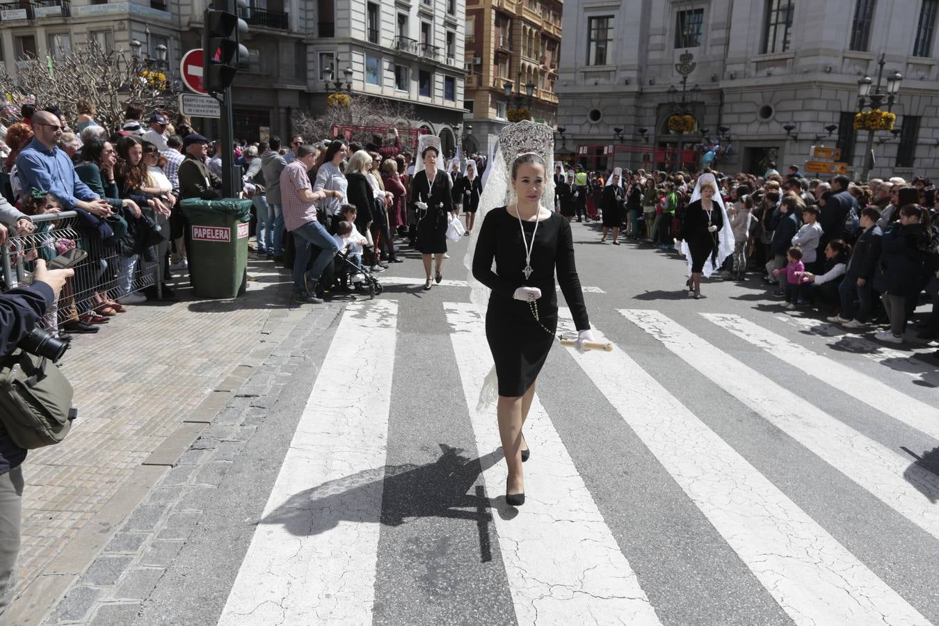 El paso de palio de Santa María del Triunfo es el último en recogerse, poniéndose con él fin a la Semana Santa de Granada cada año. Llama la atención, en el exorno floral del palio, la utilización que se hace no solo de flores, sino también de distintas frutas como manzanas, uvas, etc. Álvaro Abril es su creador.