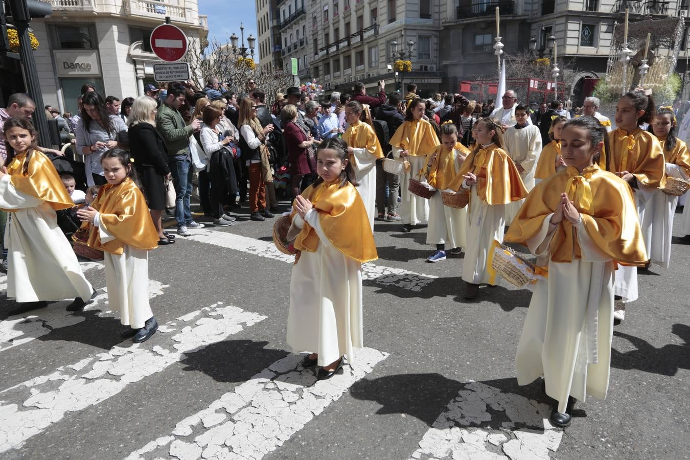 El paso de palio de Santa María del Triunfo es el último en recogerse, poniéndose con él fin a la Semana Santa de Granada cada año. Llama la atención, en el exorno floral del palio, la utilización que se hace no solo de flores, sino también de distintas frutas como manzanas, uvas, etc. Álvaro Abril es su creador.