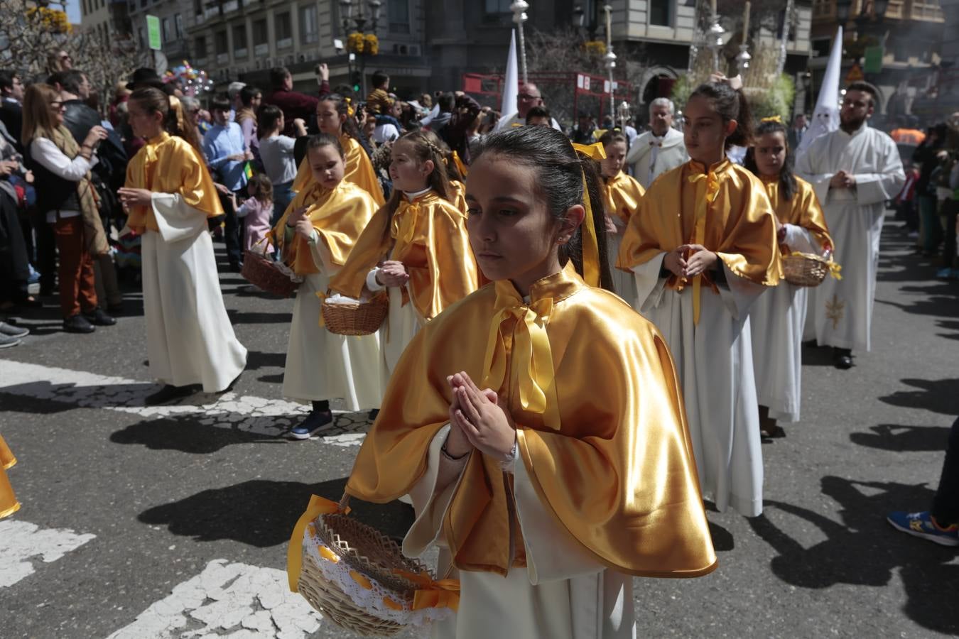 El paso de palio de Santa María del Triunfo es el último en recogerse, poniéndose con él fin a la Semana Santa de Granada cada año. Llama la atención, en el exorno floral del palio, la utilización que se hace no solo de flores, sino también de distintas frutas como manzanas, uvas, etc. Álvaro Abril es su creador.