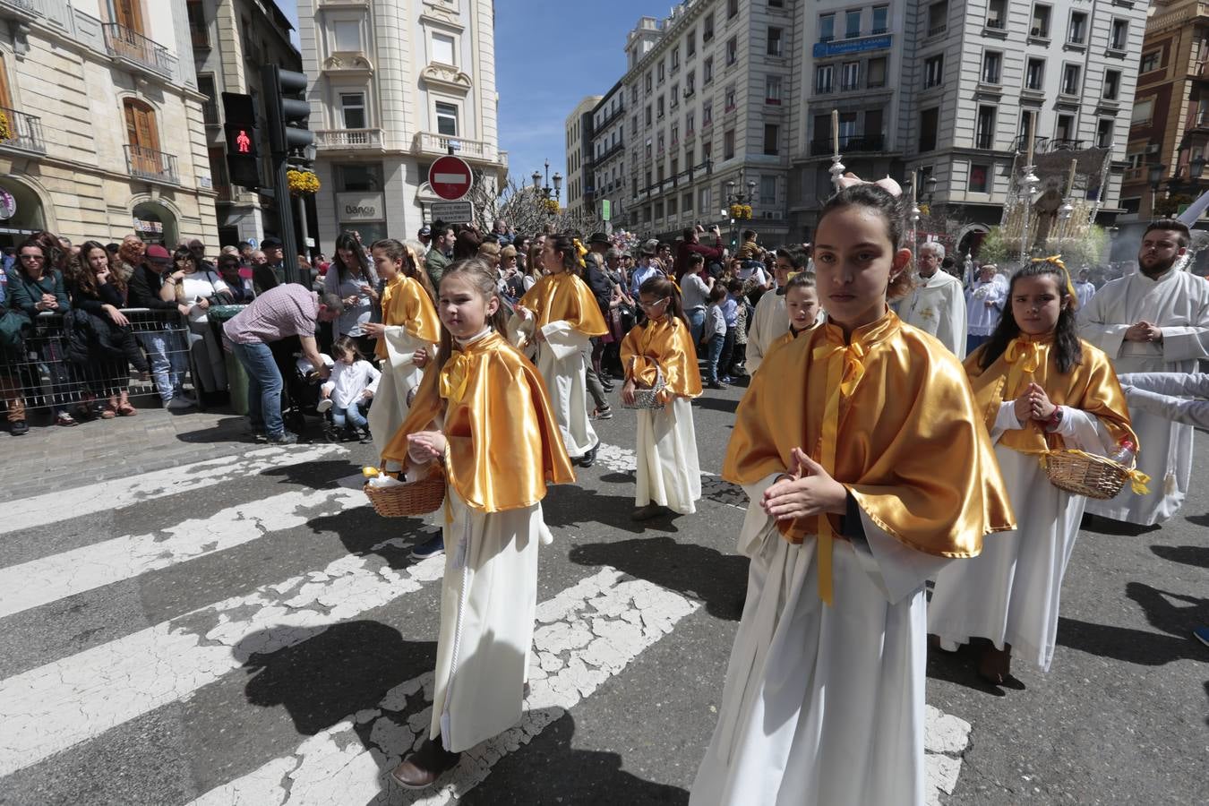 El paso de palio de Santa María del Triunfo es el último en recogerse, poniéndose con él fin a la Semana Santa de Granada cada año. Llama la atención, en el exorno floral del palio, la utilización que se hace no solo de flores, sino también de distintas frutas como manzanas, uvas, etc. Álvaro Abril es su creador.