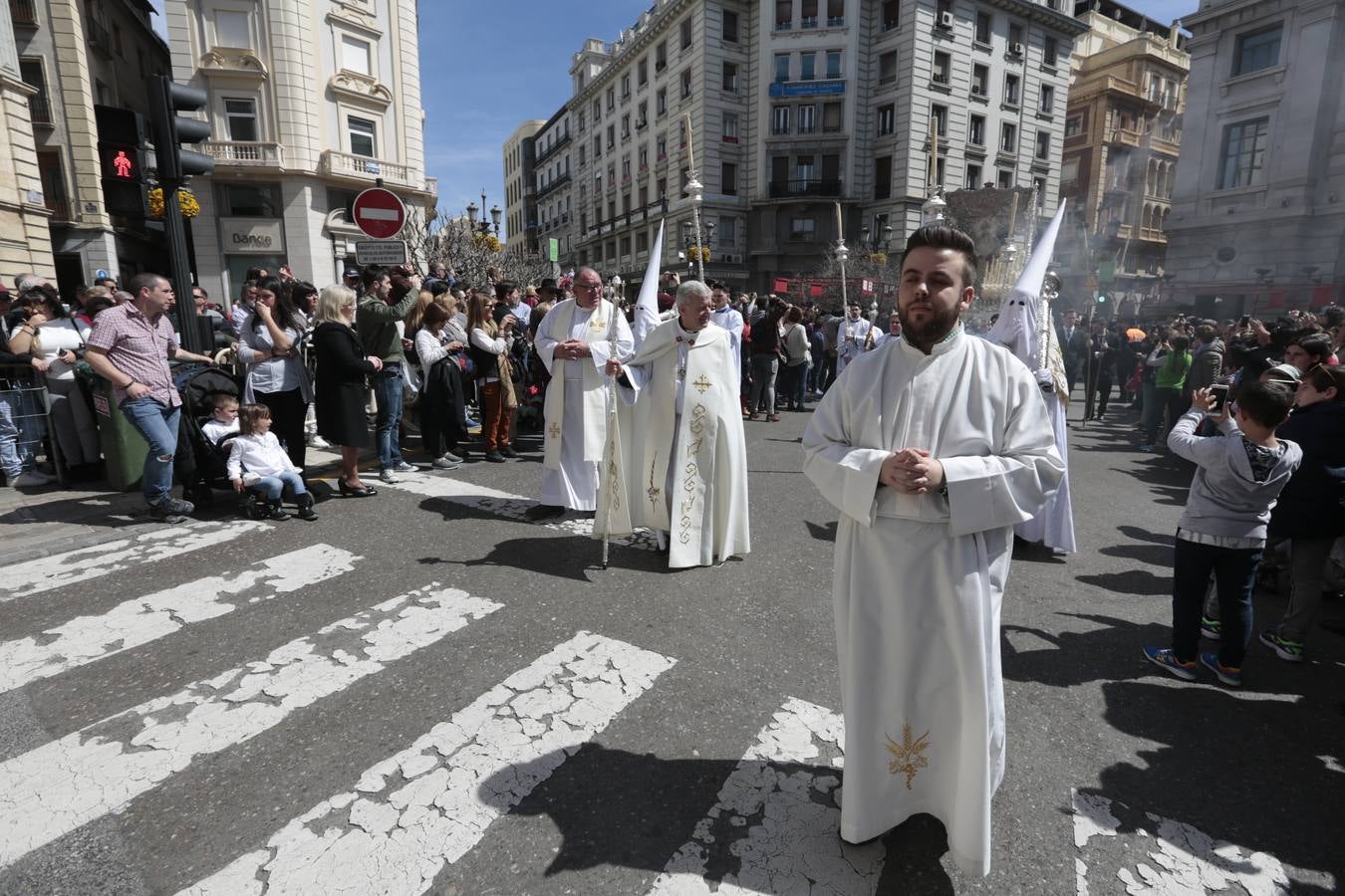 El paso de palio de Santa María del Triunfo es el último en recogerse, poniéndose con él fin a la Semana Santa de Granada cada año. Llama la atención, en el exorno floral del palio, la utilización que se hace no solo de flores, sino también de distintas frutas como manzanas, uvas, etc. Álvaro Abril es su creador.