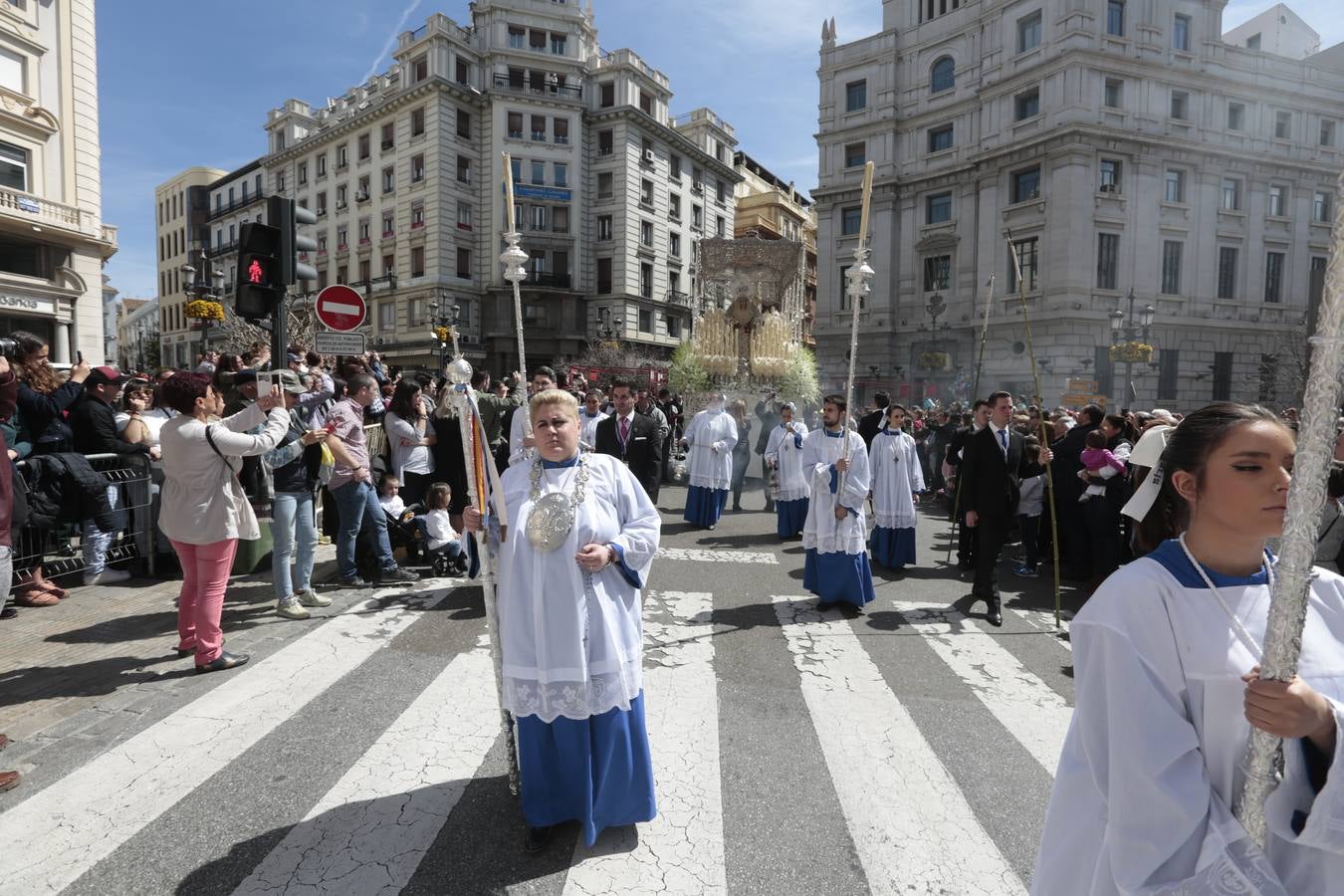 El paso de palio de Santa María del Triunfo es el último en recogerse, poniéndose con él fin a la Semana Santa de Granada cada año. Llama la atención, en el exorno floral del palio, la utilización que se hace no solo de flores, sino también de distintas frutas como manzanas, uvas, etc. Álvaro Abril es su creador.