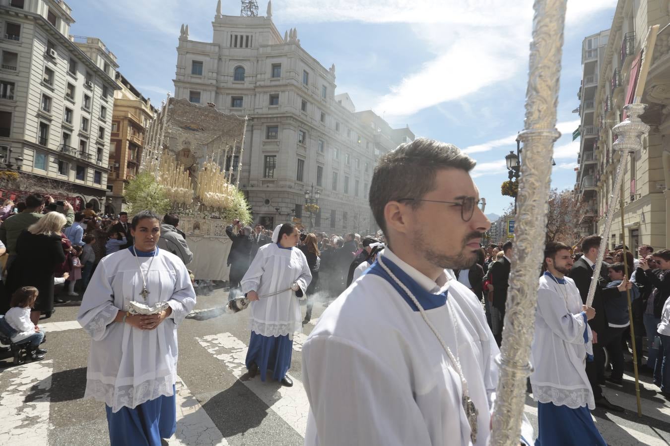 El paso de palio de Santa María del Triunfo es el último en recogerse, poniéndose con él fin a la Semana Santa de Granada cada año. Llama la atención, en el exorno floral del palio, la utilización que se hace no solo de flores, sino también de distintas frutas como manzanas, uvas, etc. Álvaro Abril es su creador.