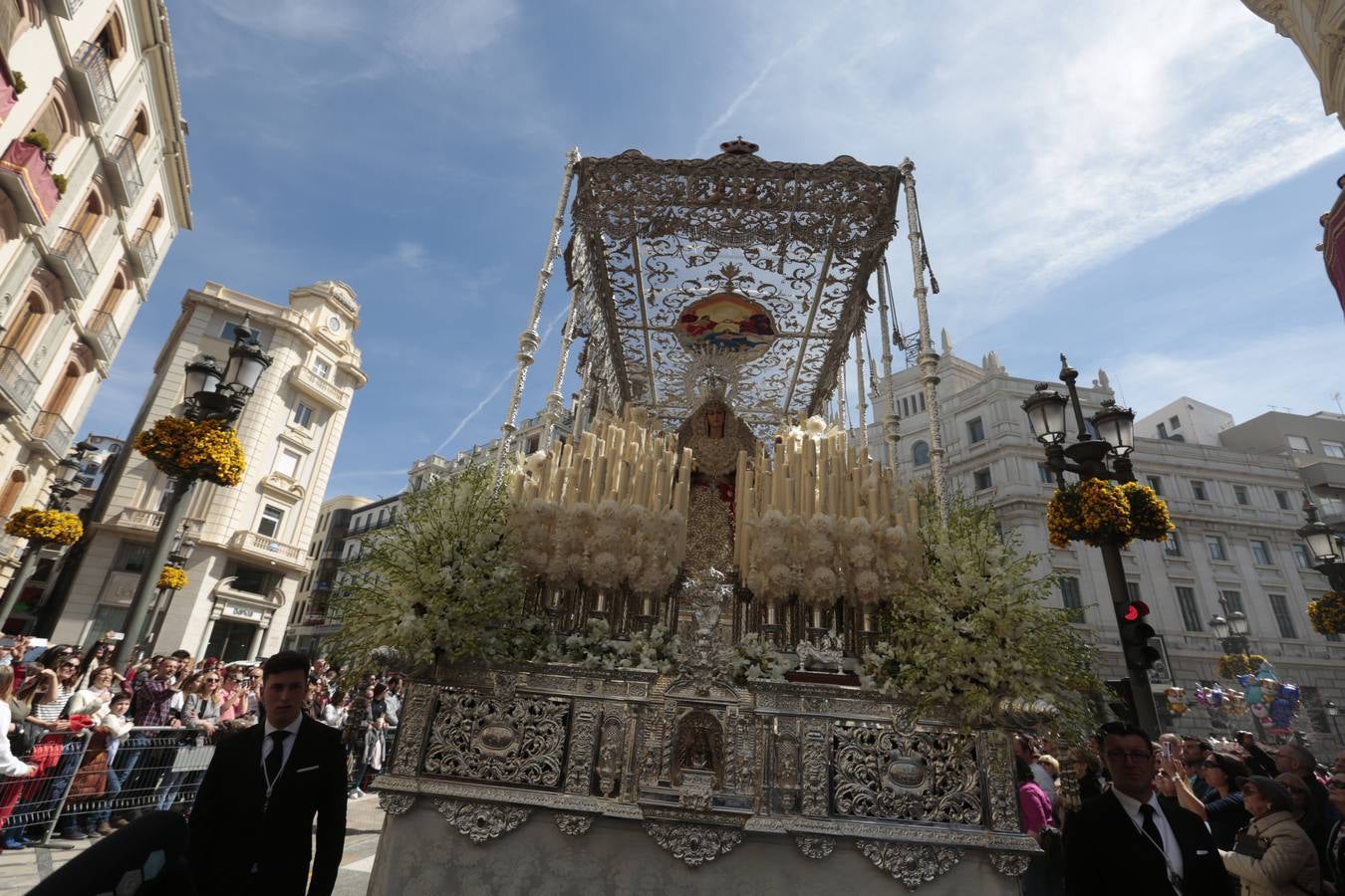 El paso de palio de Santa María del Triunfo es el último en recogerse, poniéndose con él fin a la Semana Santa de Granada cada año. Llama la atención, en el exorno floral del palio, la utilización que se hace no solo de flores, sino también de distintas frutas como manzanas, uvas, etc. Álvaro Abril es su creador.