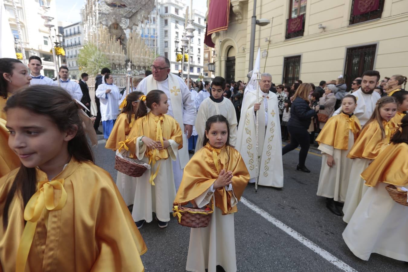 El paso de palio de Santa María del Triunfo es el último en recogerse, poniéndose con él fin a la Semana Santa de Granada cada año. Llama la atención, en el exorno floral del palio, la utilización que se hace no solo de flores, sino también de distintas frutas como manzanas, uvas, etc. Álvaro Abril es su creador.