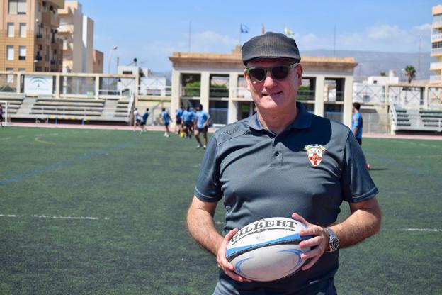 Miguel Palanca tiene en sus manos un balón de un deporte que ha explotado en Almería.