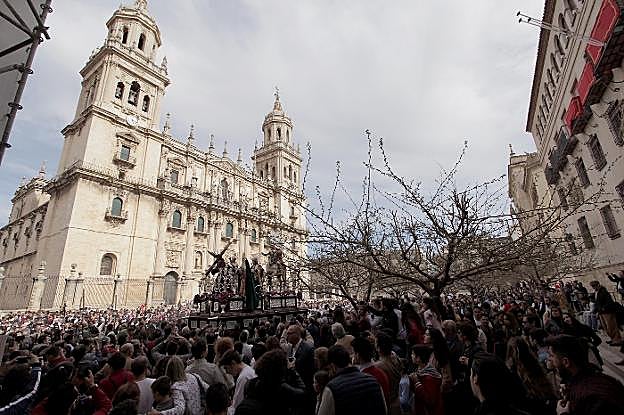 Aspecto ayer de la plaza de Santa María, ante la Catedral de Jaén, con el último paso en la calle, El Gran Poder, en traslado tras no completar su recorrido Viernes Santo.
