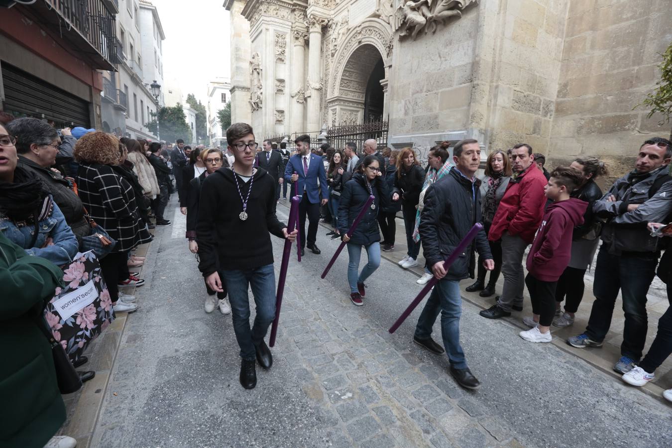 La cofradía llevaba desde el pasado Martes Santo en la Catedral tras tener problemas en la sujeción de la cruz al paso del Cristo