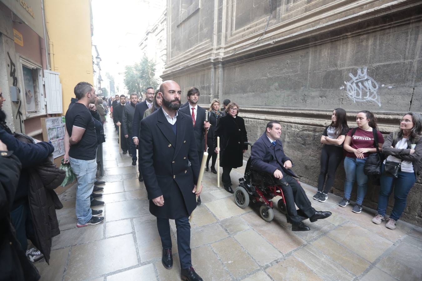 La cofradía llevaba desde el pasado Martes Santo en la Catedral tras tener problemas en la sujeción de la cruz al paso del Cristo