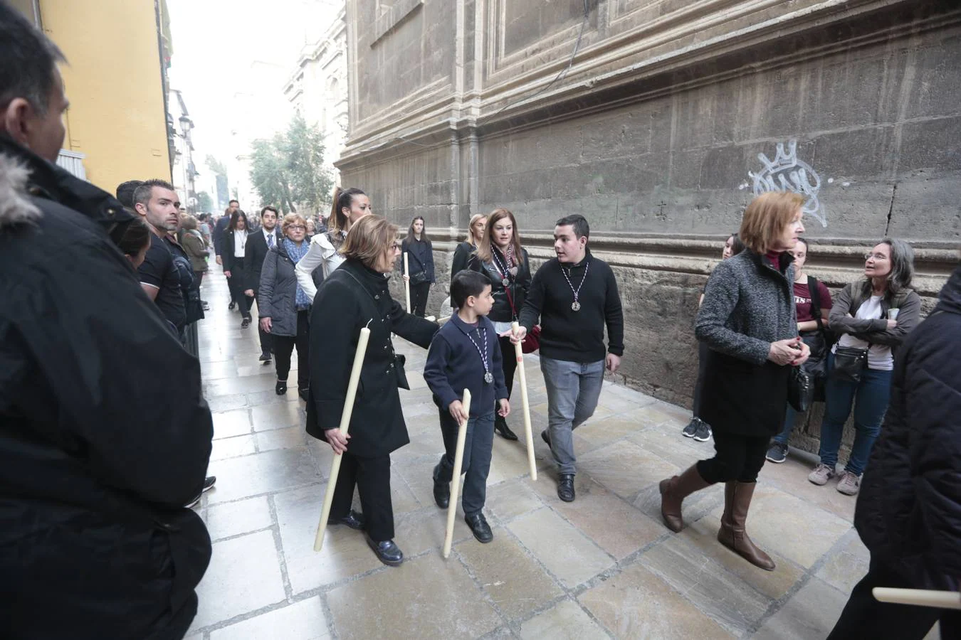 La cofradía llevaba desde el pasado Martes Santo en la Catedral tras tener problemas en la sujeción de la cruz al paso del Cristo