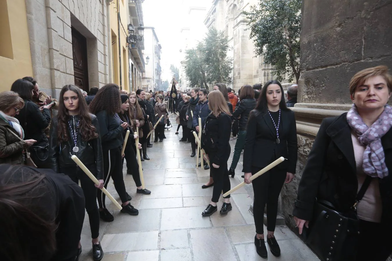 La cofradía llevaba desde el pasado Martes Santo en la Catedral tras tener problemas en la sujeción de la cruz al paso del Cristo