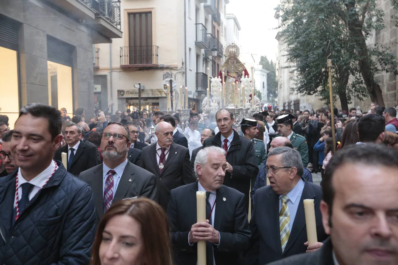 La cofradía llevaba desde el pasado Martes Santo en la Catedral tras tener problemas en la sujeción de la cruz al paso del Cristo