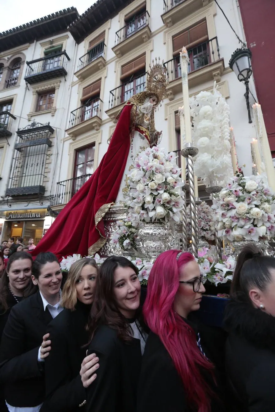 La cofradía llevaba desde el pasado Martes Santo en la Catedral tras tener problemas en la sujeción de la cruz al paso del Cristo