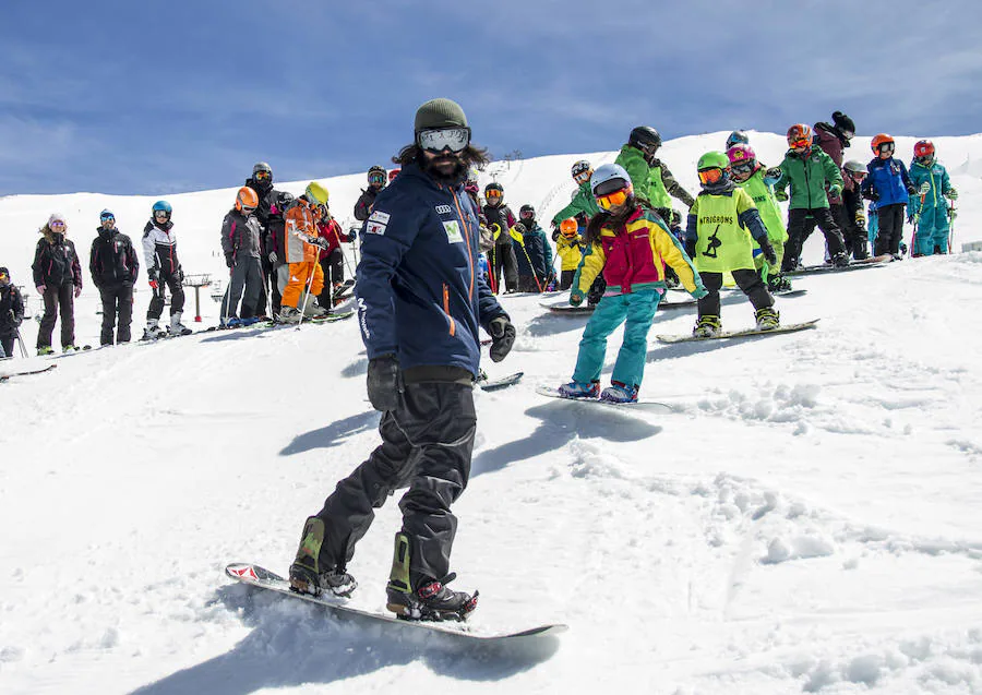 La estación y las federaciones Española y Andaluza homenajean al 'rider' por su medalla de bronce lograda en snowboard cross