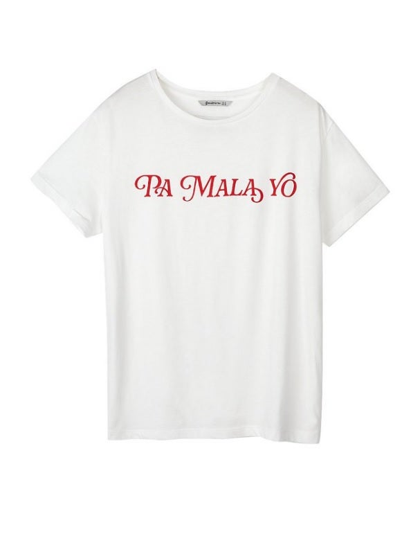 Disponible en blanca y en manga corta, la camiseta contiene la frase «Pa mala yo» a la altura del pecho, y puede obtenerse por 15,99 euros en los establecimientos Stradivarius, así como online.