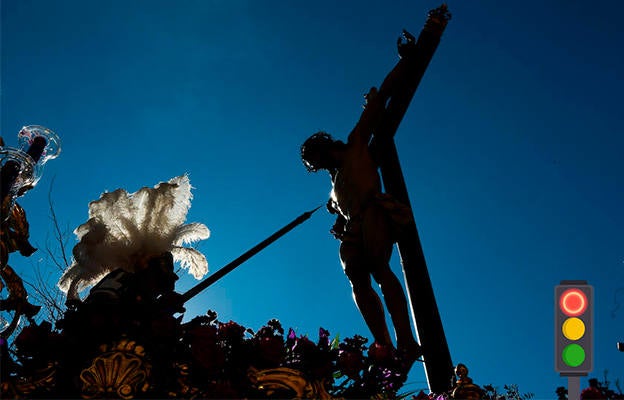 ROJO | Imprevistos en candelerías que deslucen: Aunque siempre es de alabar la labor de los equipos de priostía encargados del montaje de los pasos, en algunas ocasiones se escapan detalles o surgen problemas sobrevenidos durante la estación de penitencia. Este año se han visto algunos, como candelerías que pierden cirios al romperse la cera, jarrillas que se deben retirar durante la procesión, imágenes con movimientos extraños… El suceso más grave fue el problema en la sujeción del Cristo de la Lanzada. 