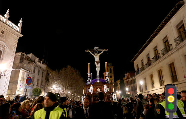 AMARILLO | Respeto, pero con iluminación: El comportamiento del público que llenaba las calles de la ciudad al paso de la cofradía del Silencio se debe reconocer. Aunque no se apagaron las luces en la mayor parte del recorrido, el público con su silencio y recogimiento dieron el arropo necesario a la hermandad durante su estación de penitencia. Algunos bares, al paso de la cofradía, sí que quisieron mantener la tradición y apagaron sus luces. 