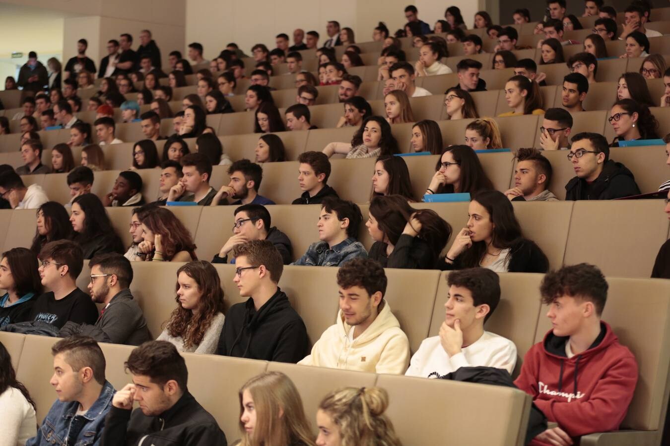 Unos siete mil alumnos de bachillerato y ciclos formativos conocen la oferta académica y de actividades de la UGR en el salón estudiantil