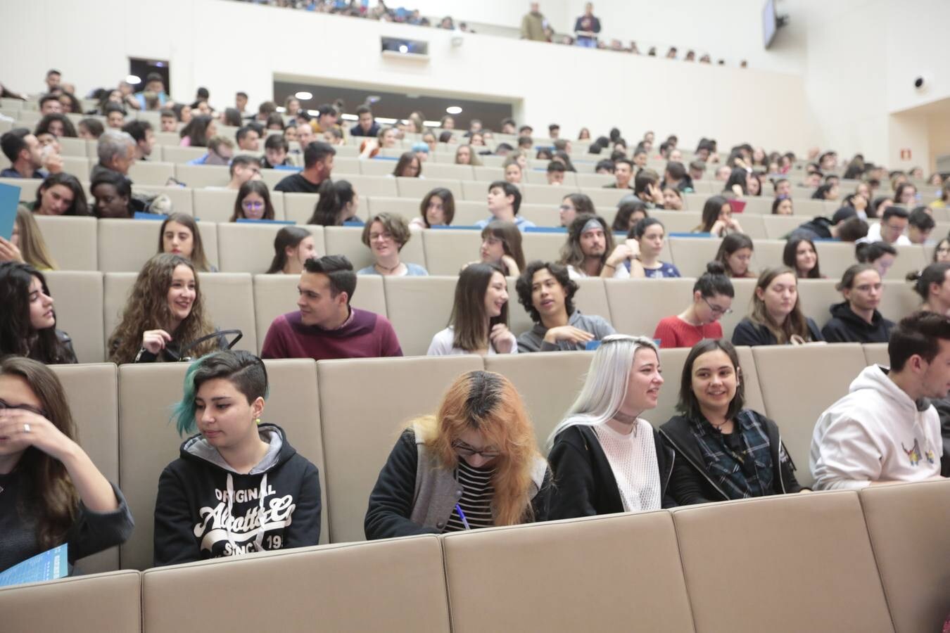 Unos siete mil alumnos de bachillerato y ciclos formativos conocen la oferta académica y de actividades de la UGR en el salón estudiantil