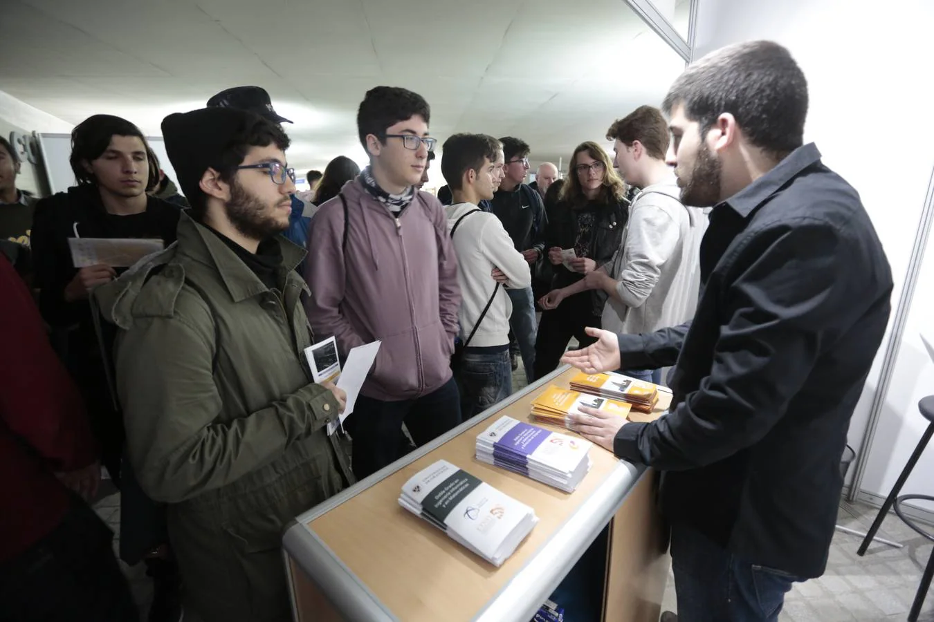 Unos siete mil alumnos de bachillerato y ciclos formativos conocen la oferta académica y de actividades de la UGR en el salón estudiantil