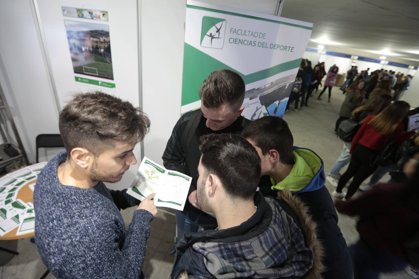 Unos siete mil alumnos de bachillerato y ciclos formativos conocen la oferta académica y de actividades de la UGR en el salón estudiantil