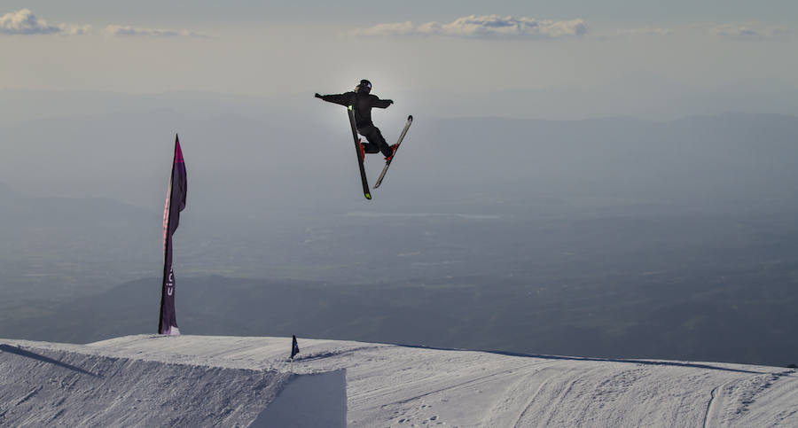En la sesión vespertina de entrenamiento, varios esquiadores, algunos campeones de España, han dejado estas hermosas imágenes