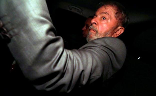 Un juez de Brasil da a Lula da Silva hasta la tarde del viernes para entregarse y entrar en prisión 