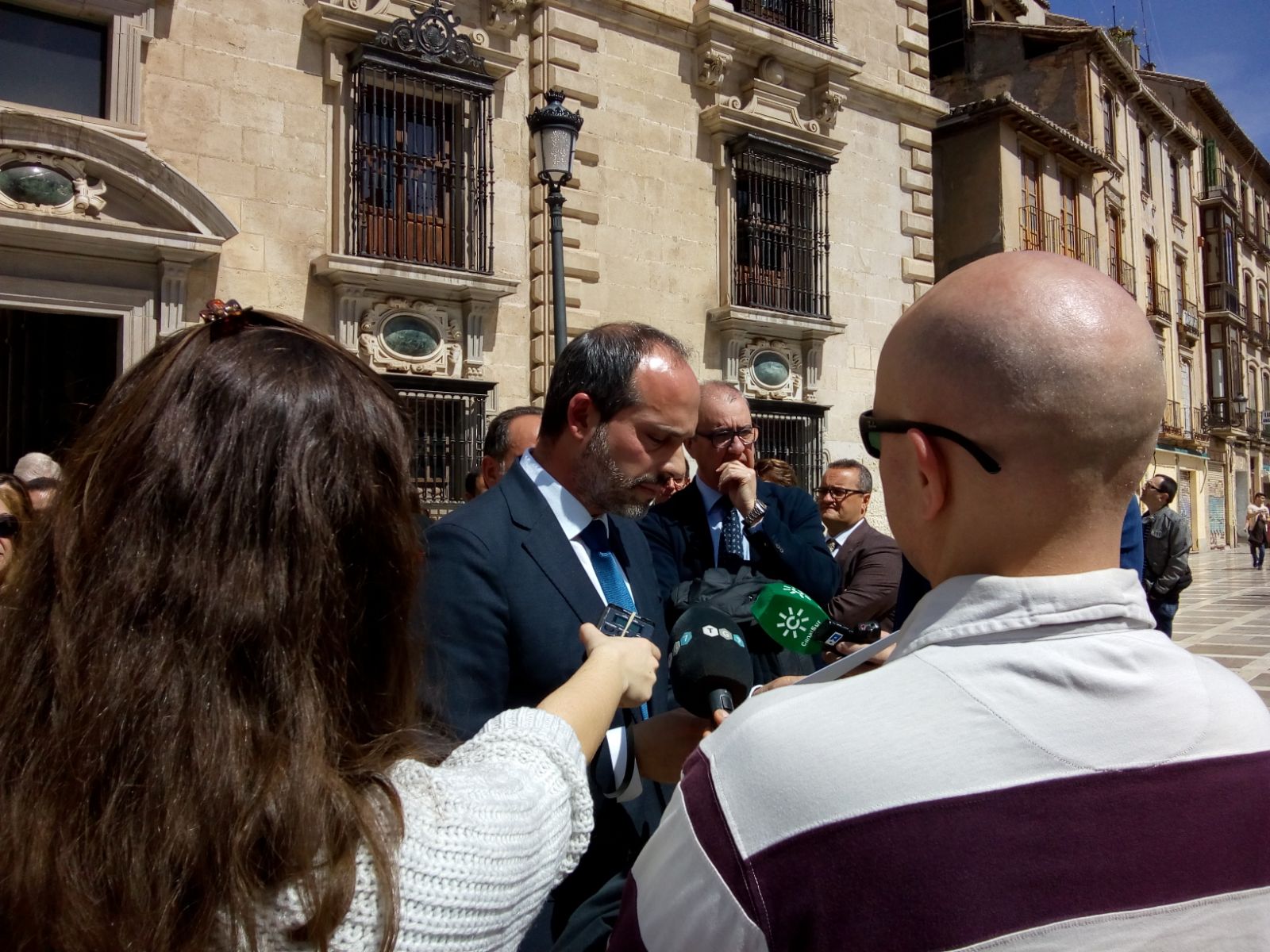 La concentración convocada a las puertas del TSJA es secundada por más de medio centenar profesionales