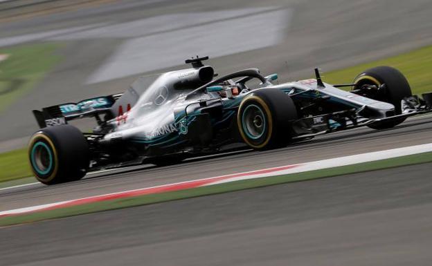 Lewis Hamilton rueda con su Mercedes en Baréin. 