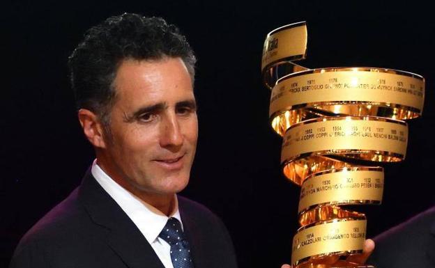 Miguel Indurain posa con el trofeo del Giro. 