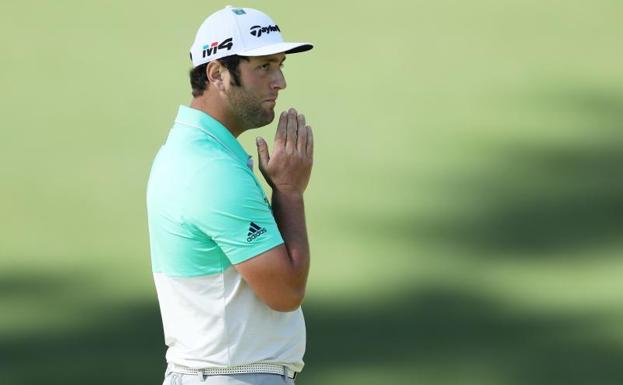 Jon Rahm se lamenta tras un putt fallado.