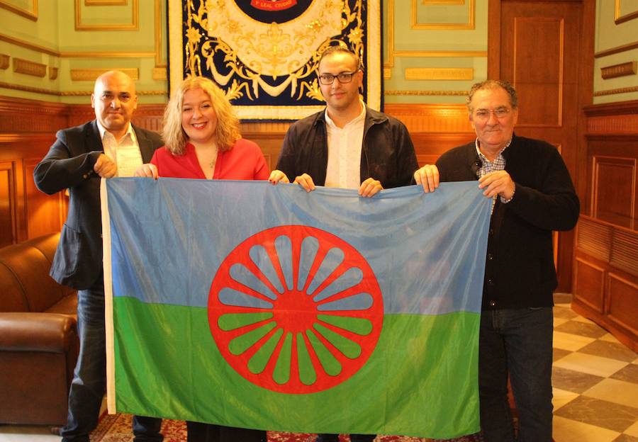 Motril iza la bandera romaní