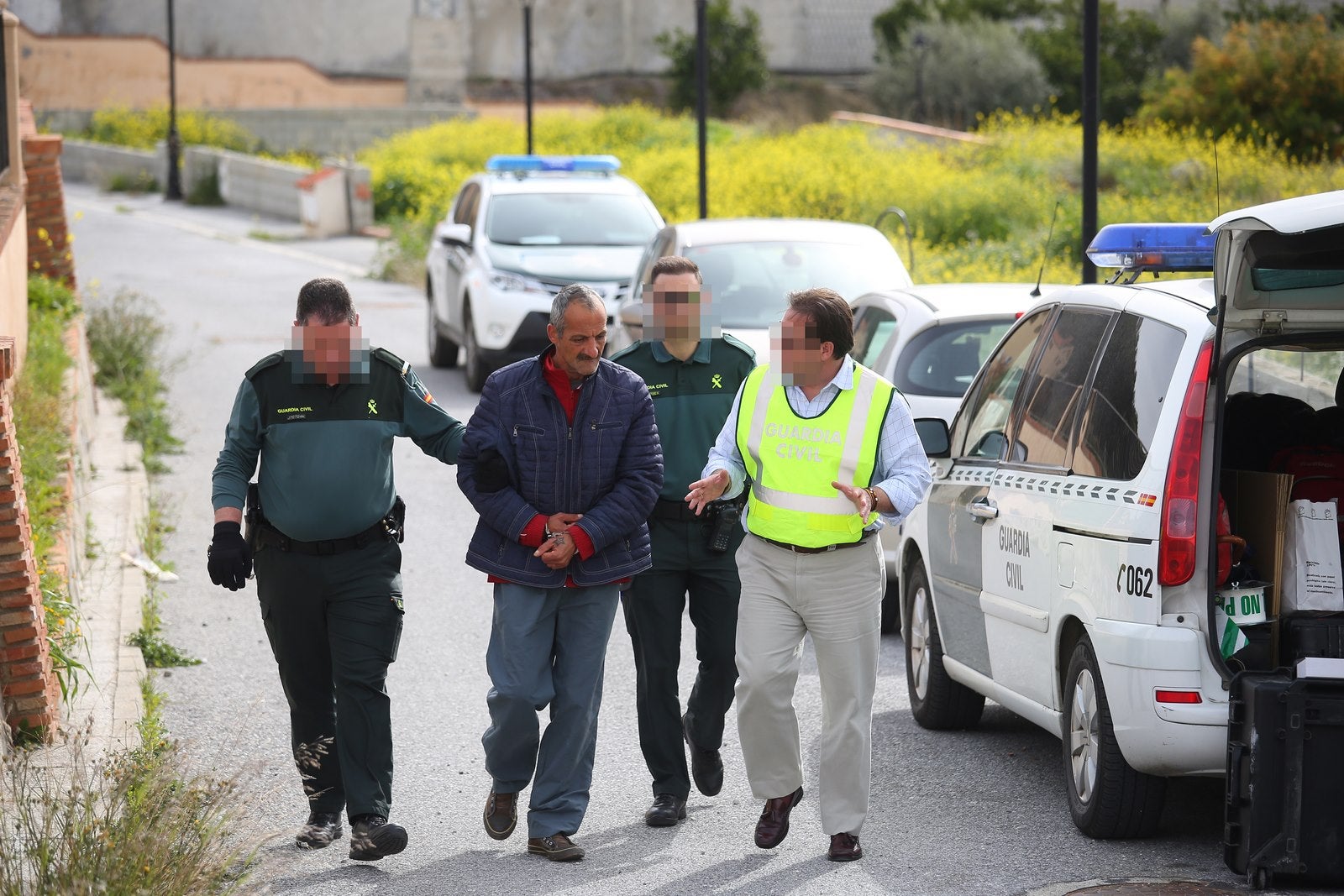 Los agentes acompañaron el jueves hasta el domicilió de Talará a la madre del bebé que apareció muerto en la planta de basuras de Alhendín y a su padre y abuelo de la criatura. Buscaban nuevas pruebas. 