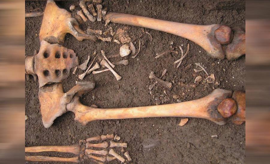 Contiene a una mujer que dio a luz después de ser enterrada