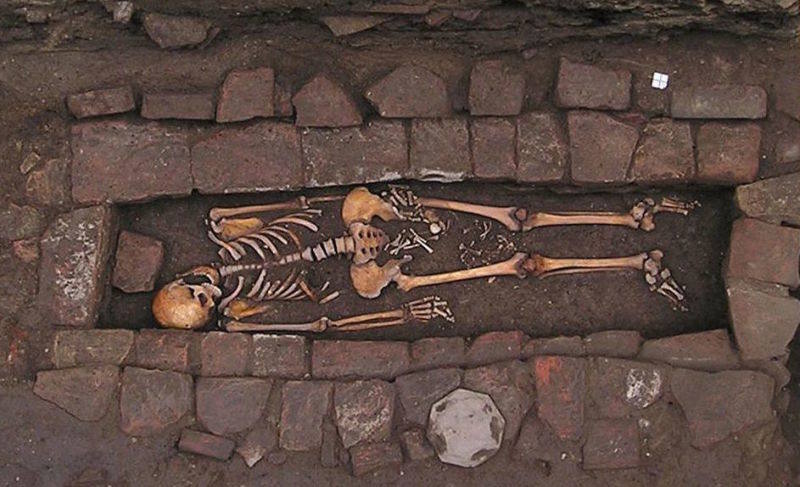 Contiene a una mujer que dio a luz después de ser enterrada