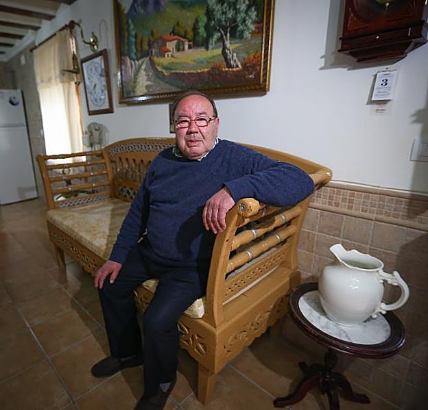 José Antonio López, Antoñito, en el sofá donde falleció la adolescente asesinada. 